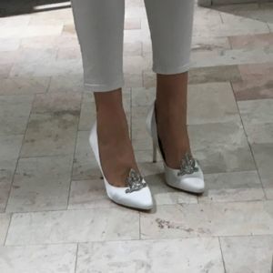 Badlgey Mischka white Heel with Jewel